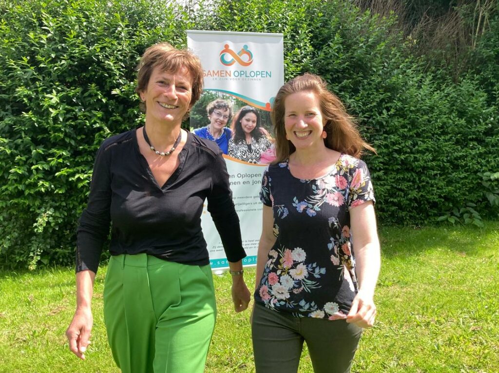 Renske en Angela lopen samen op Samen Oplopen